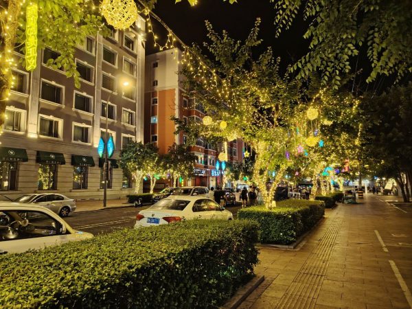 Вечерняя улица в Хэйхэ, украшенная гирляндами