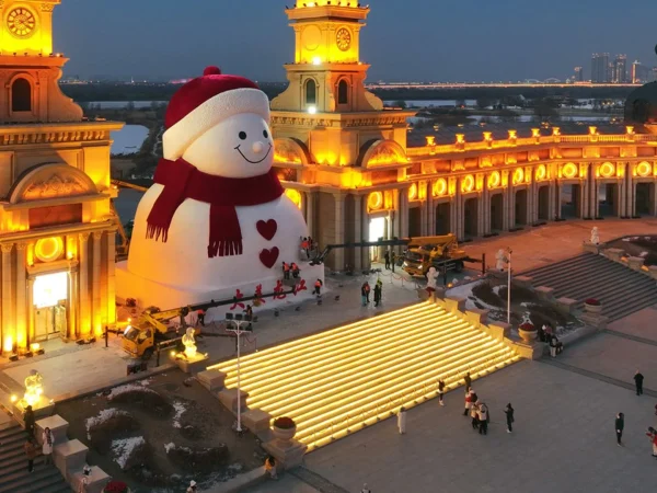 Огромная снежная скульптура снеговика на фестивале в Харбине